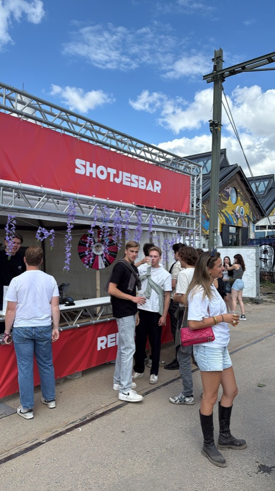 Redshot shotjesbar op een festival